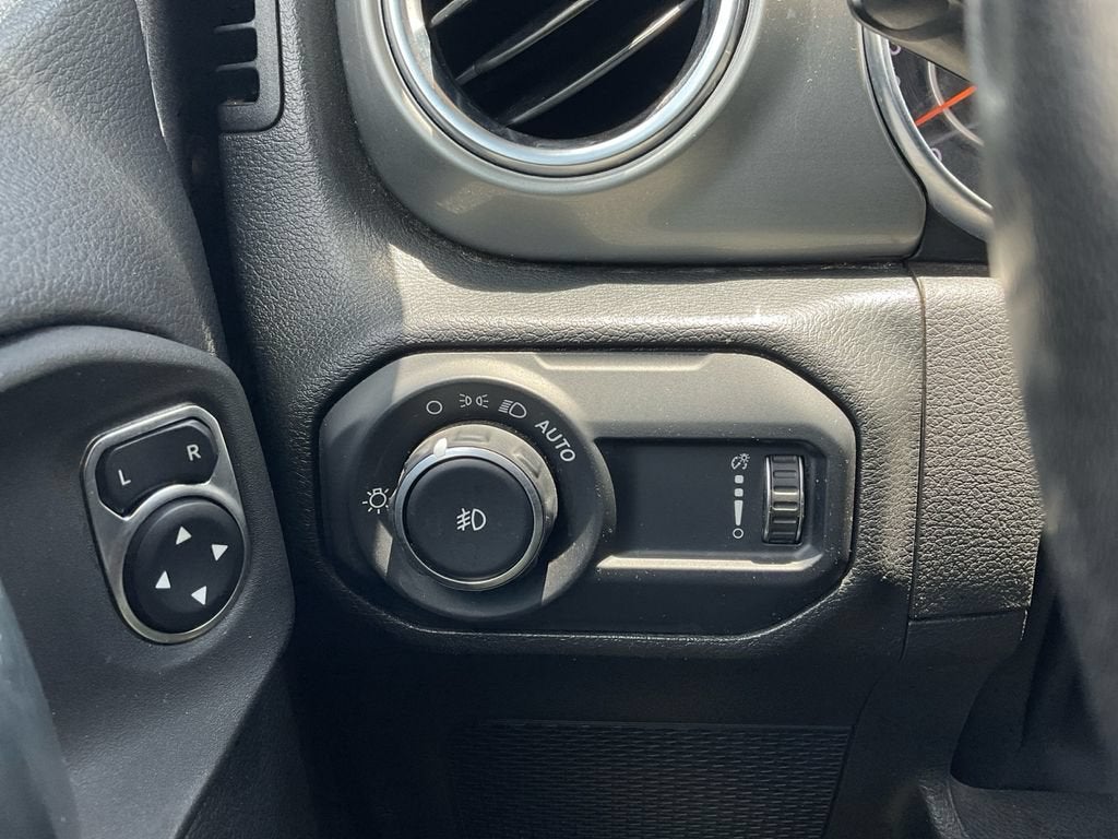 2023 Jeep Wrangler 4-Door Sahara - Photo 9
