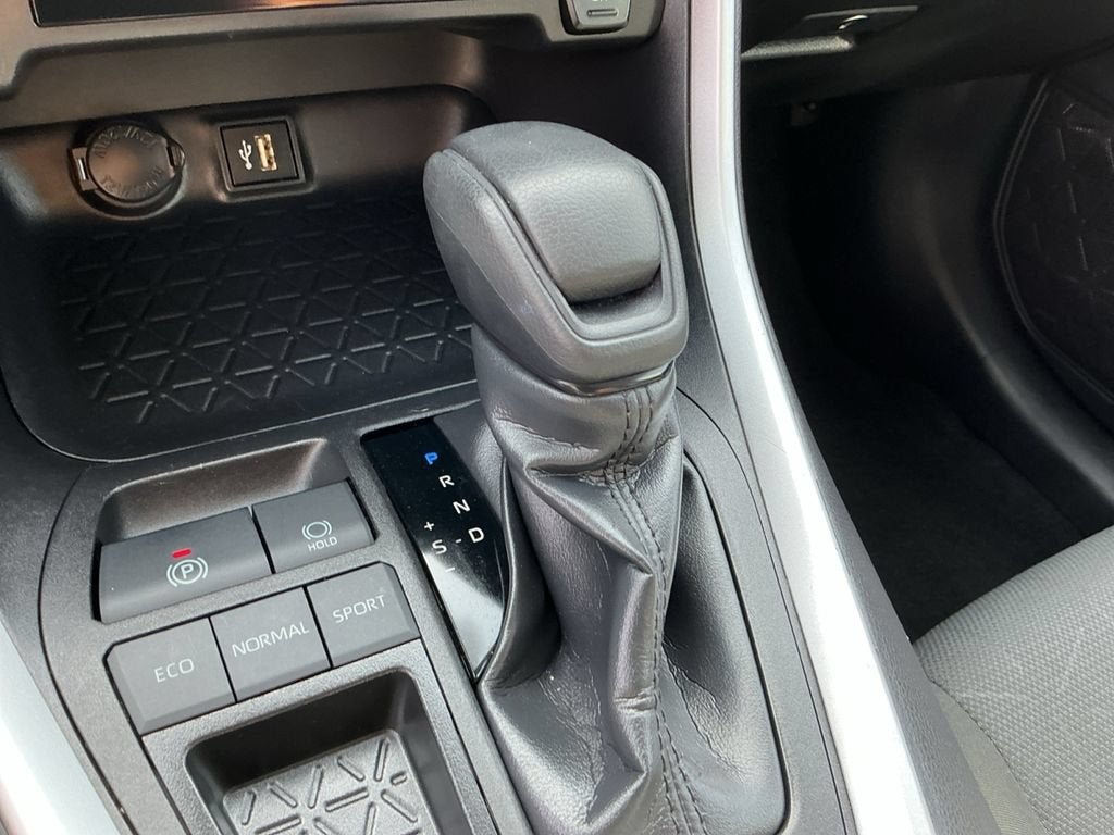 2024 Toyota RAV4 XLE - Photo 18