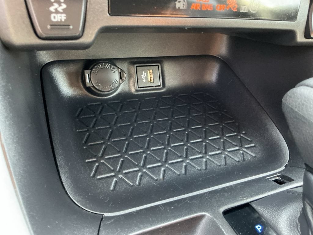 2024 Toyota RAV4 XLE - Photo 19