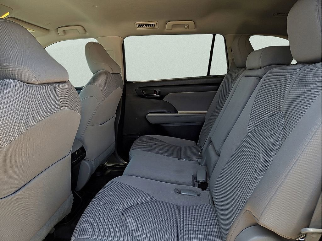 2023 Toyota Highlander LE - Photo 19