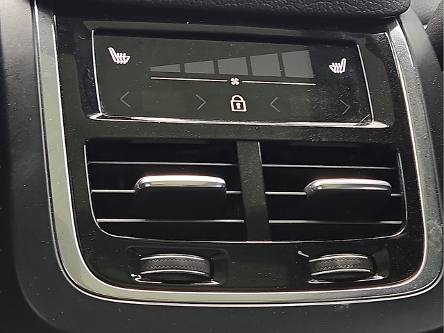 2022 Volvo XC90 T6 Momentum