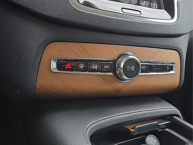 2022 Volvo XC90 T6 Momentum