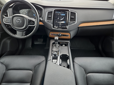 2022 Volvo XC90 T6 Momentum