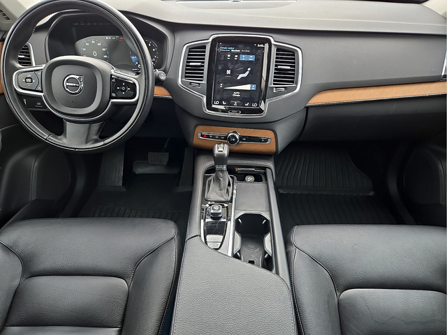 2022 Volvo XC90 T6 Momentum