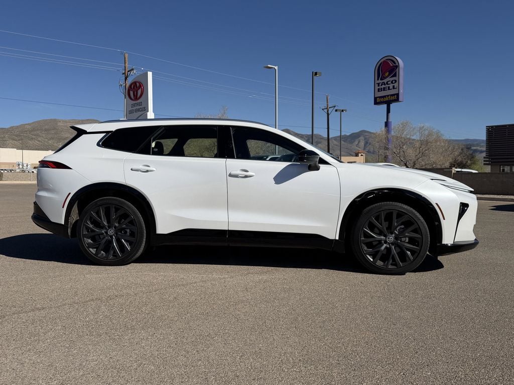 2025 Toyota Crown Signia XLE