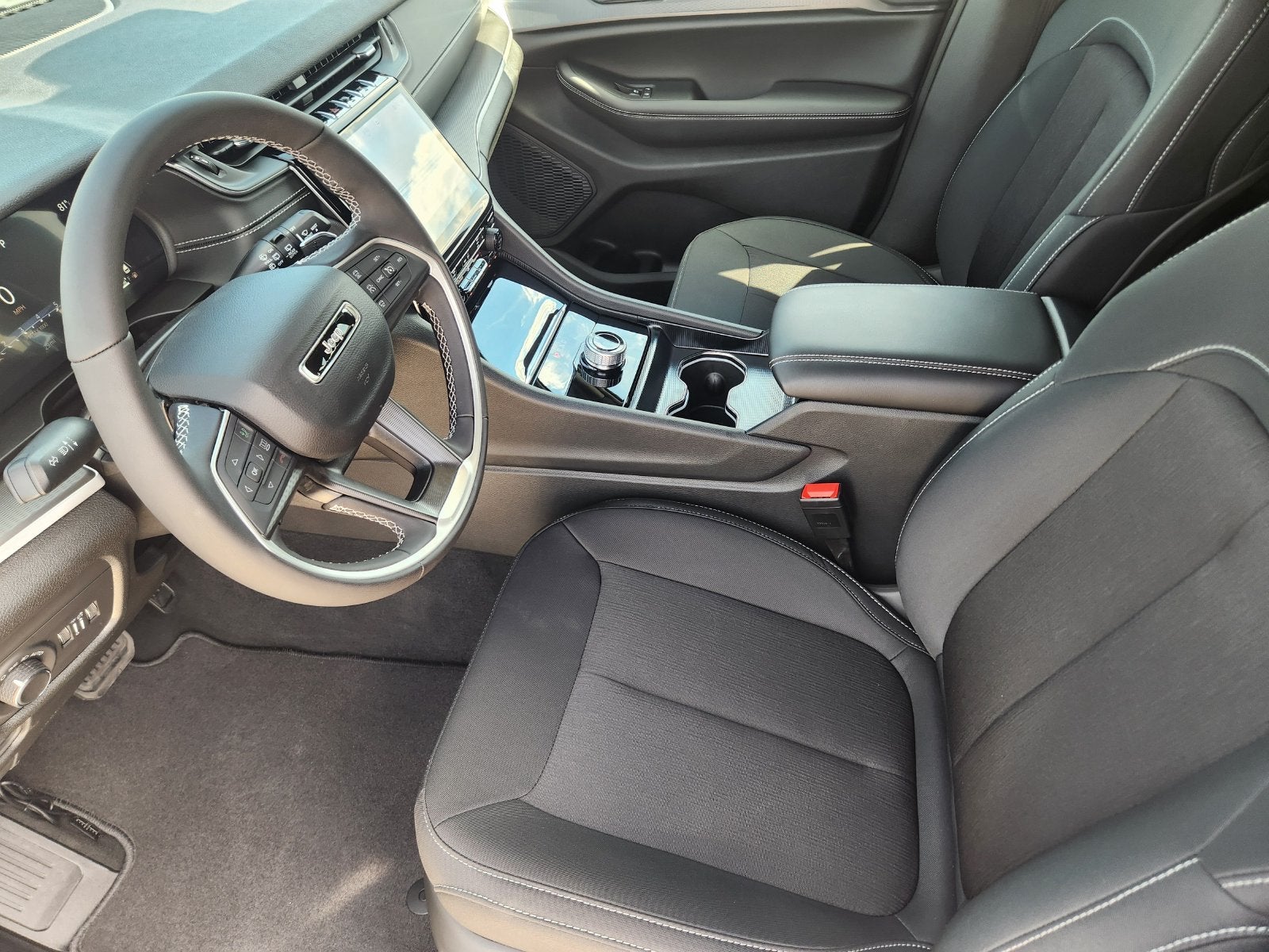 2027 Jeep Grand Cherokee GRAND CHEROKEE LAREDO X 4X2