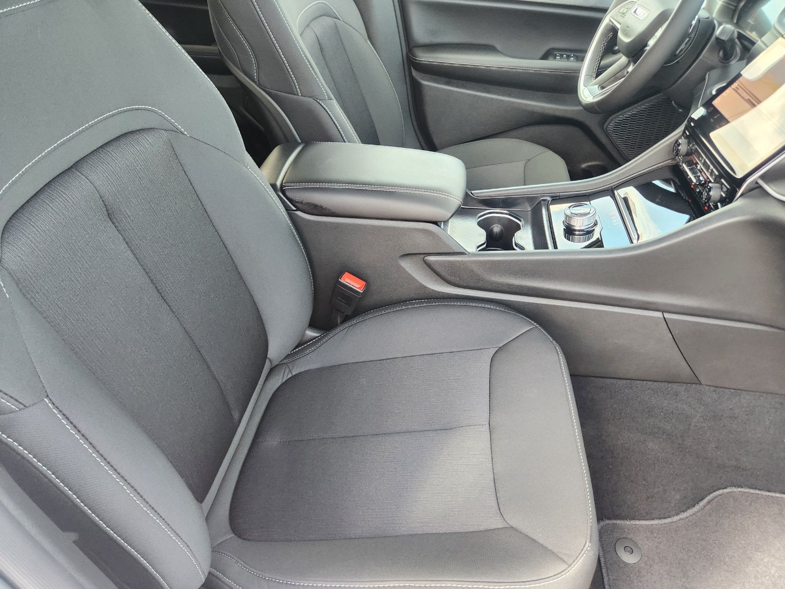 2027 Jeep Grand Cherokee GRAND CHEROKEE LAREDO X 4X2