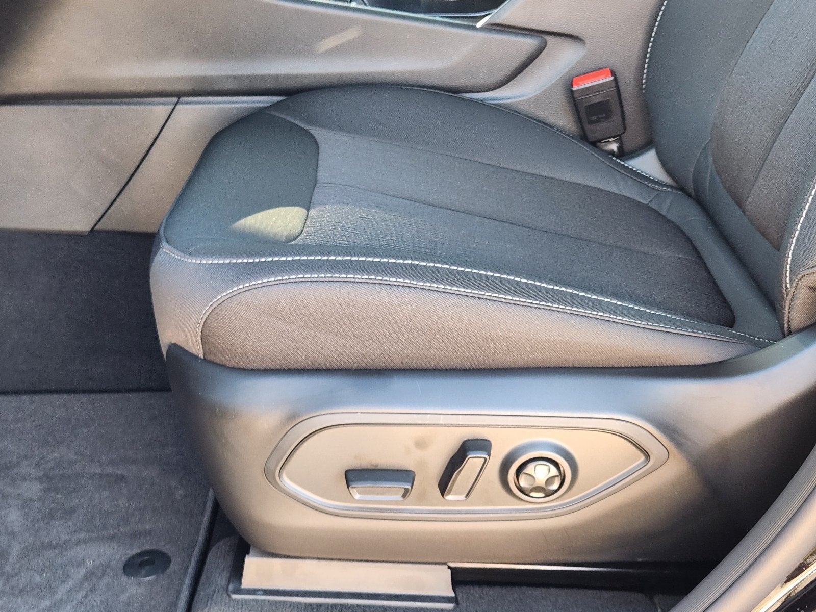2027 Jeep Grand Cherokee GRAND CHEROKEE LAREDO 4X2