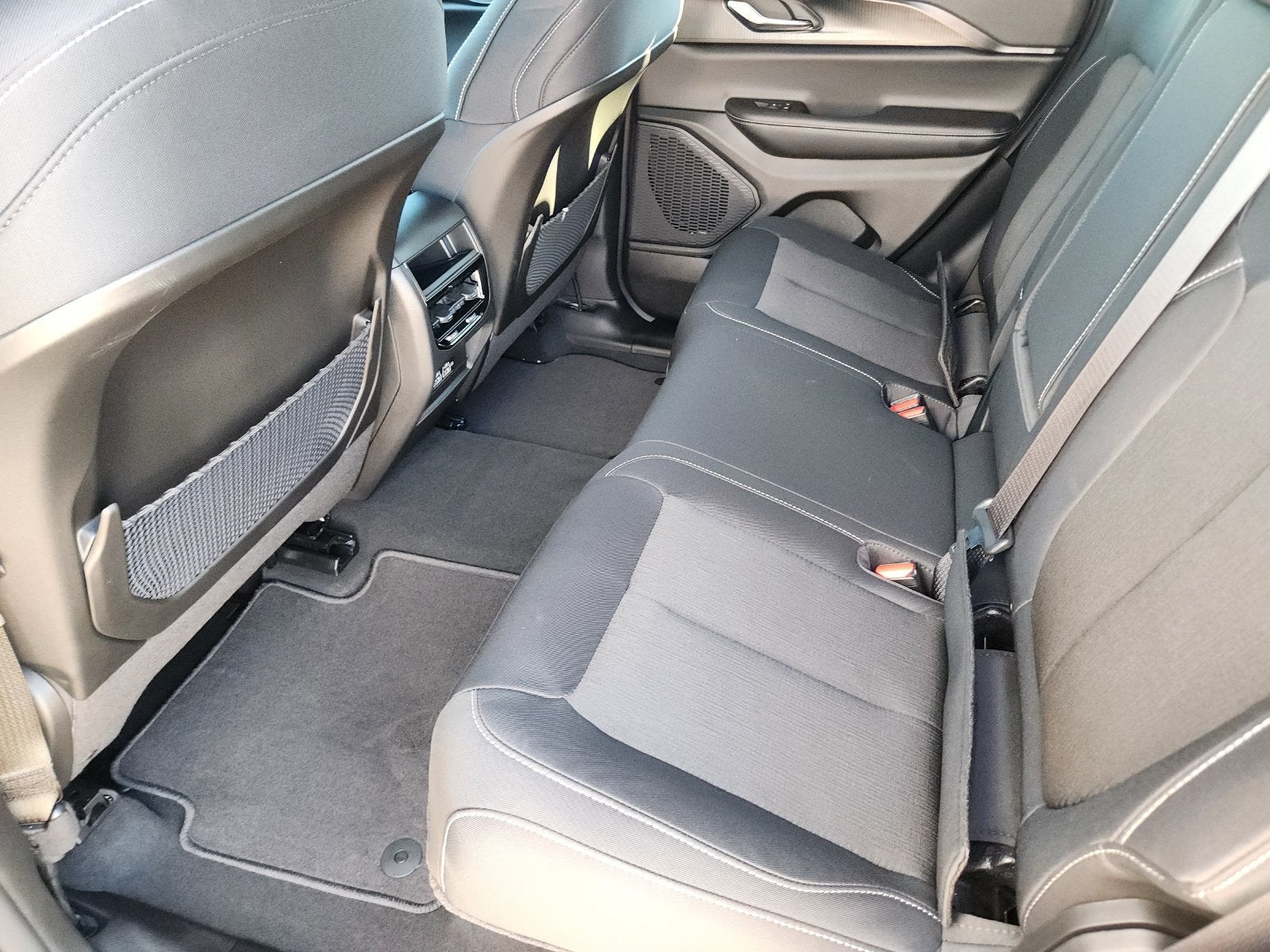 2027 Jeep Grand Cherokee GRAND CHEROKEE LAREDO 4X2