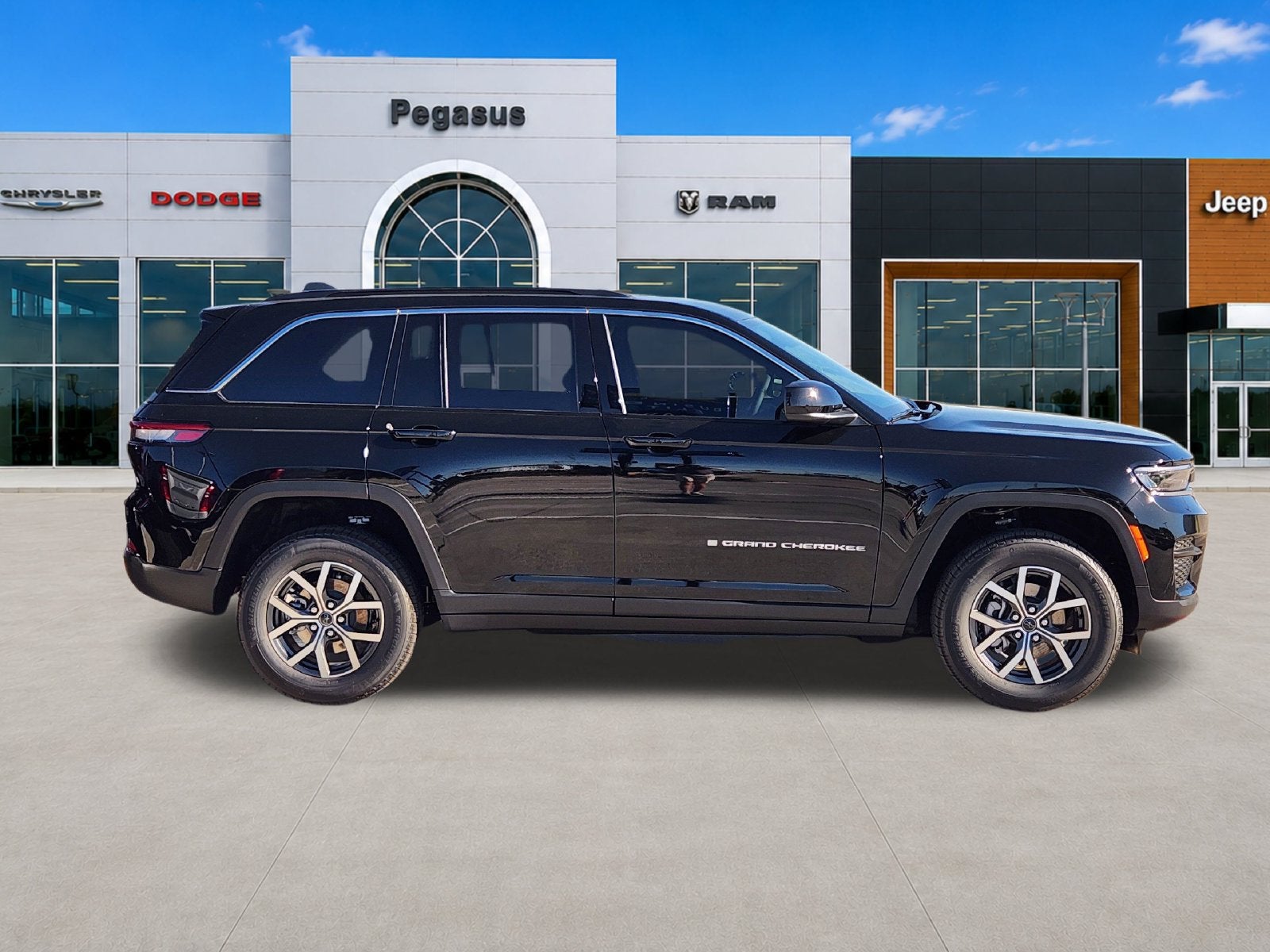 2027 Jeep Grand Cherokee GRAND CHEROKEE LAREDO 4X2