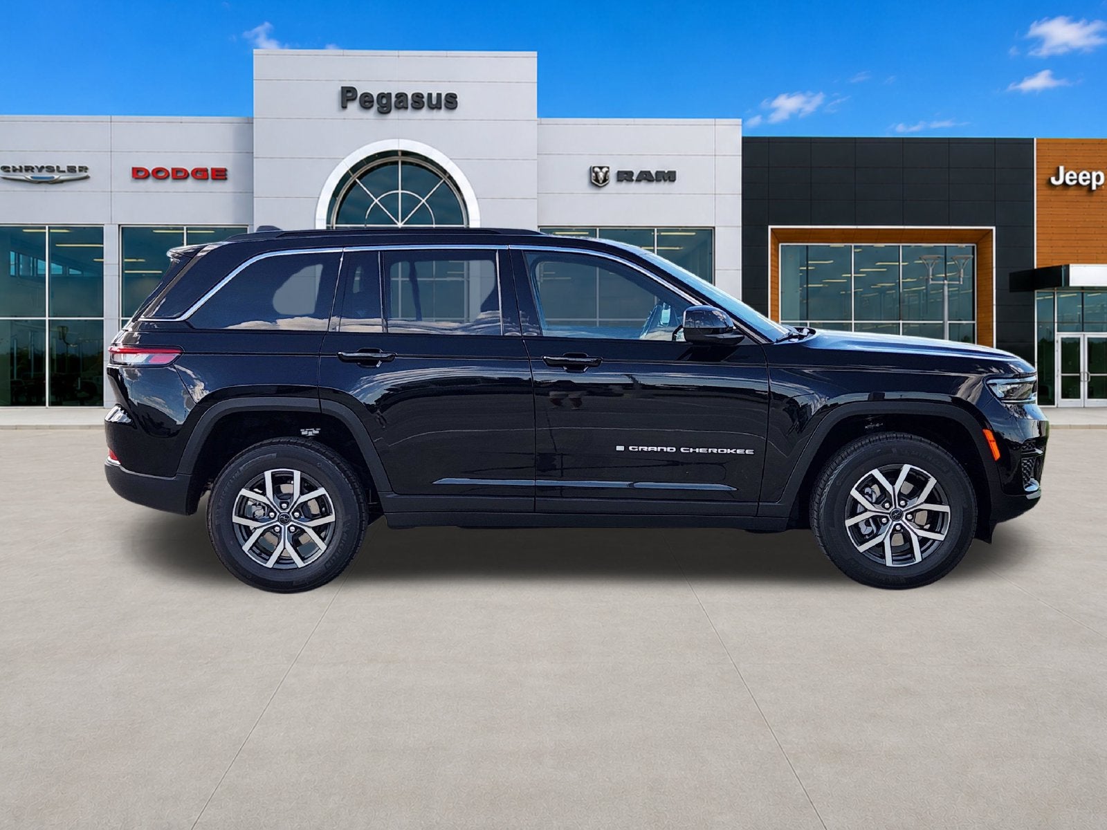 2027 Jeep Grand Cherokee GRAND CHEROKEE LAREDO X 4X2