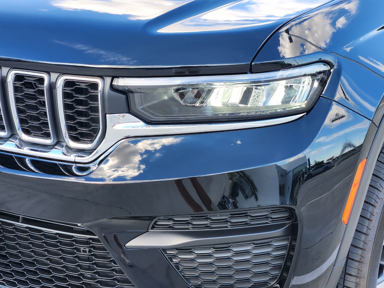 2027 Jeep Grand Cherokee GRAND CHEROKEE LAREDO X 4X2