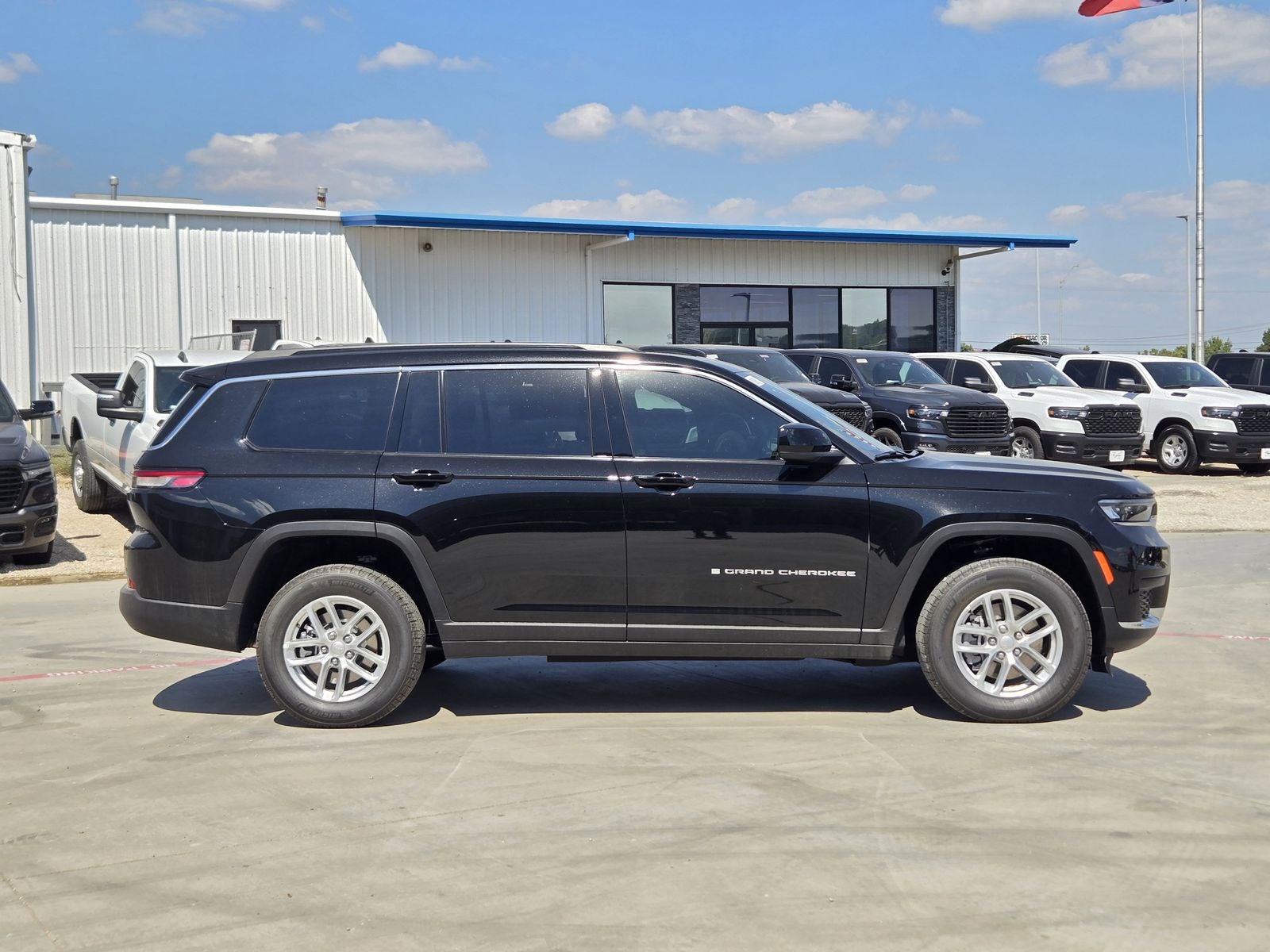 2025 Jeep Grand Cherokee L GRAND CHEROKEE L LAREDO X 4X2