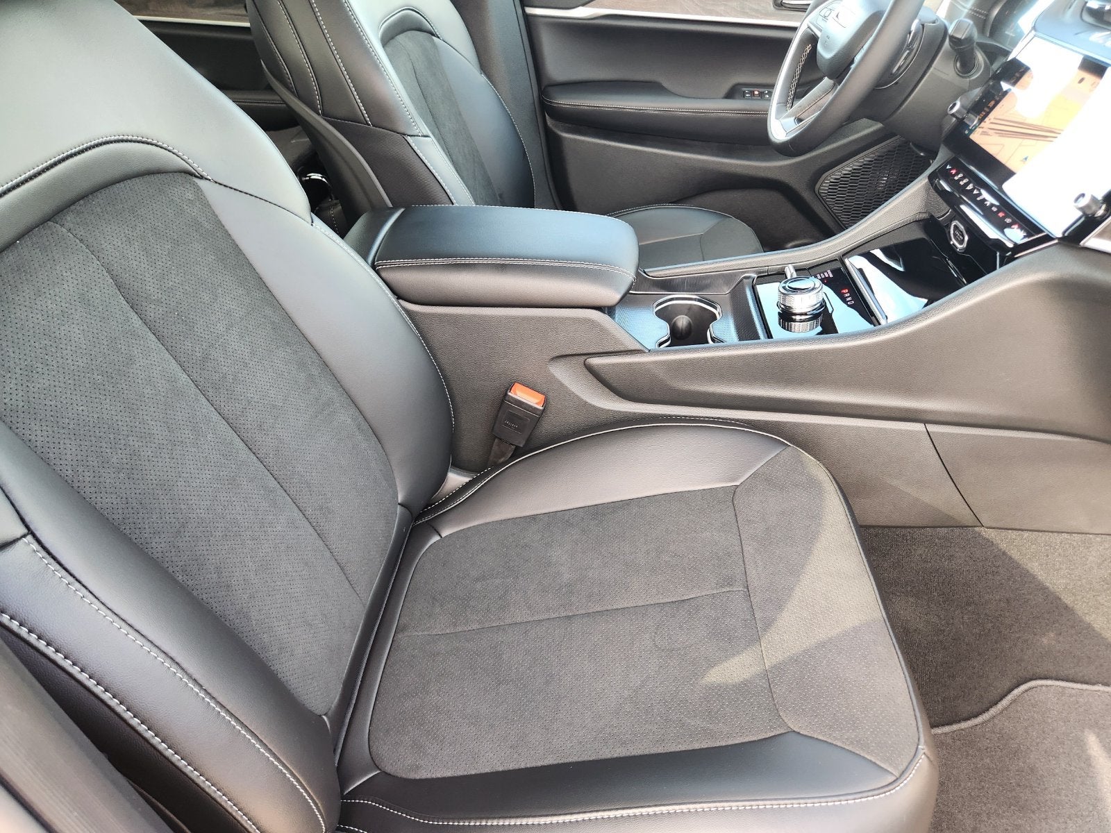 2027 Jeep Grand Cherokee L GRAND CHEROKEE L LAREDO ALTITUDE 4X4